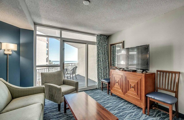 · Oceanfront King Suite - Multiple Pools, Indoor Waterpark and More