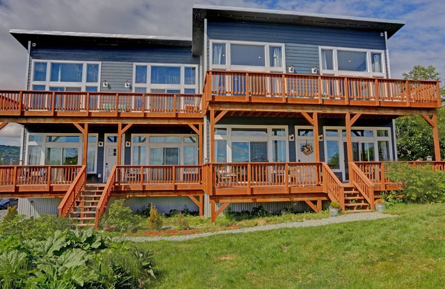 Oceanfront Luxury Apartment Overlooking Kachemak Bay and Homer Spit!