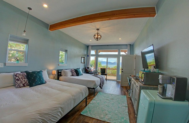 Oceanfront Luxury Suite Overlooking Kachemak Bay and Homer Spit!