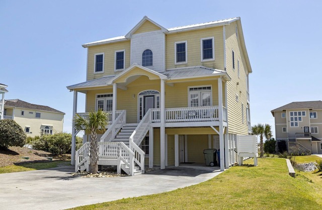 Oceanfront, private pool,hot tub,elevator located in the Dolphin Ridge community