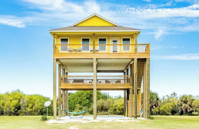 Oceanfront Serene Coastal Escape in Crystal Beach, TX: Yellow Daisy by the Sea