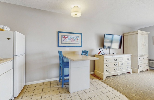 Oceanfront studio suite with amazing views, patio & AC - dogs welcome