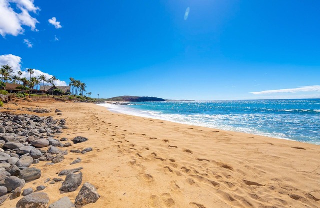 Oceanfront Studio w/Free WiFi, Lanai, & Shared Pool, Grills - Walk to the Beach