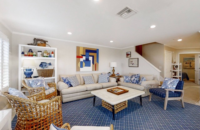 Oceanfront townhome with lovely ocean view, pool, fast WiFi & W/D