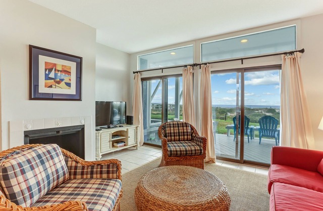 Oceanfront townhouse with updated kitchen Easy access to the beach; vehicles permitted on beach.