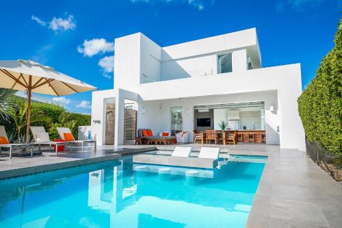 Oceanside 2 Bedroom Luxury Villa with Private Pool, 500ft from Long Bay Beach -V3