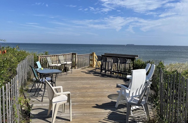 Oceanside 3 story condo w/ private beach access 2BD/1 Full, 2 1/2 BA