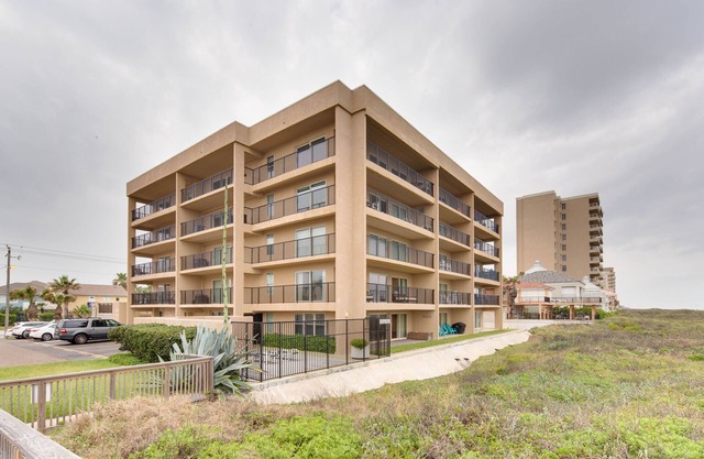 Oceanview Condo with Shared Pool Near Beach, Restaurants, Schlitterbahn