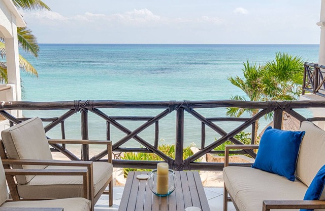 Oceanview Condo with Balconies, Pool & Daily Service