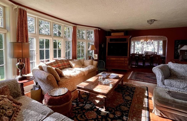 Oceanview home - 2 min walk to the beach!