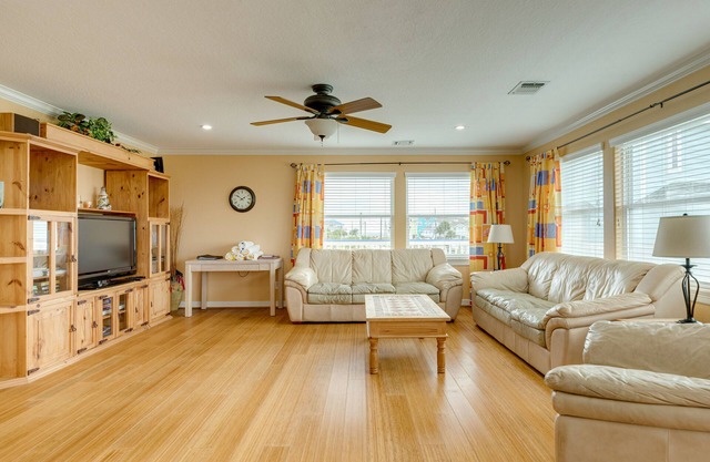 Oceanview home w/balcony, spacious deck, patio, & walk to beach - dogs ok