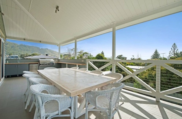 Oceanview Mountain Retreat, Pet Friendly Fireplace free EV charger