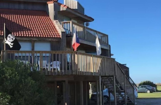 Oceanview, Updated, Wi-Fi , Pool. Family Unit for 6 - Must be 25+ to rent.