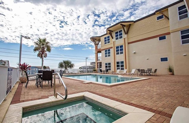 Oct 11-18 Reduced! Oceanview Condo, Heated Pool, Hot Tub & Sauna!