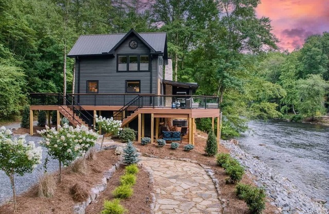 Off the Hook - Riverfront, hot tub, fire pit, pets