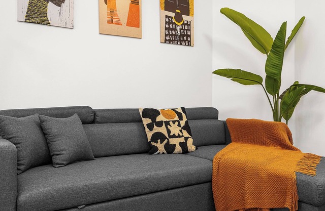 Offering a blend of comfort and convenience, located just 5 minutes from Perth's CBD and the Convention Centre. Nestled behind the lush greenery of Kings Park , guests can enjoy peaceful scenery from the balcony yet be close enough to the city!