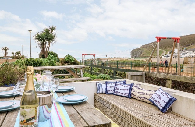 OFFSHORE, pet friendly, country holiday cottage in Porthtowan