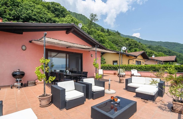 Oggebbio Getaway with Views