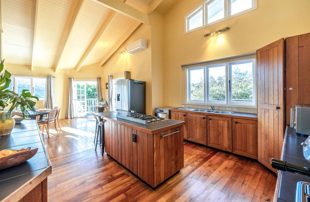 Okahu House - Surfdale Holiday Home