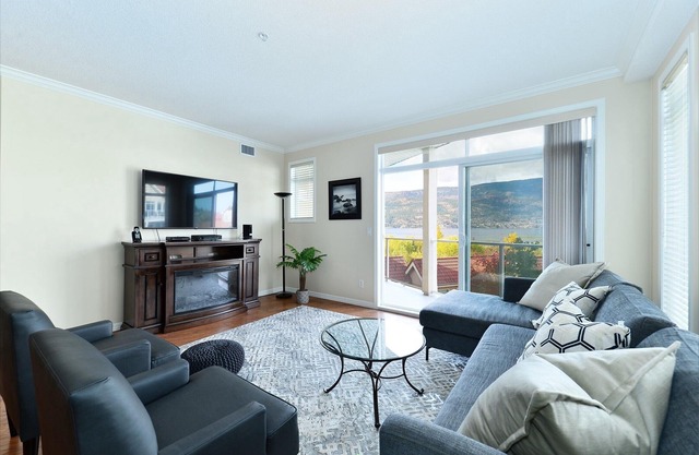 Okanagan Sunshine and 3 minute walk to Lake/Beach.
