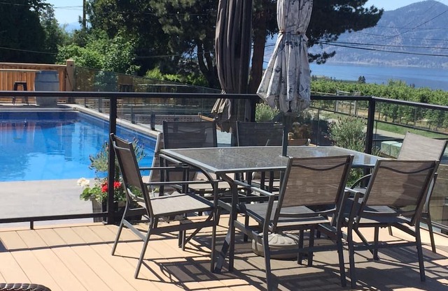 Okanagan wine country with a view, pool and private hot tub