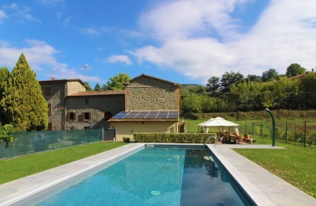 Old country mill about 12 km from the city of Arezzo, private and fenced swimming pool. Ideal villa