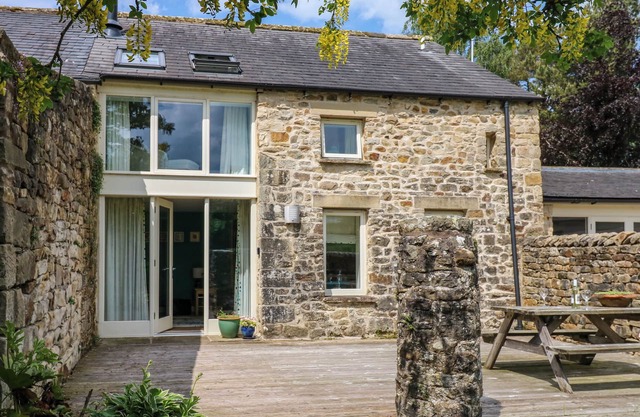 OLD CROW TREES BARN, luxury holiday cottage in Melling
