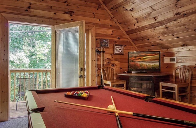Old Glory - WIFI, Hot Tub, Game Room, Free Attraction Tickets!