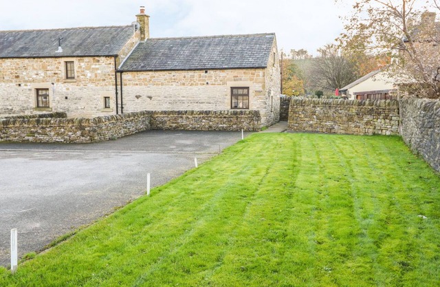 OLD HALL BARN, character holiday cottage, with open fire in Hope