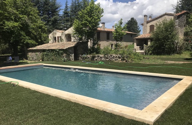 Old house surrounded by 8 hectares of lavender- heated pool