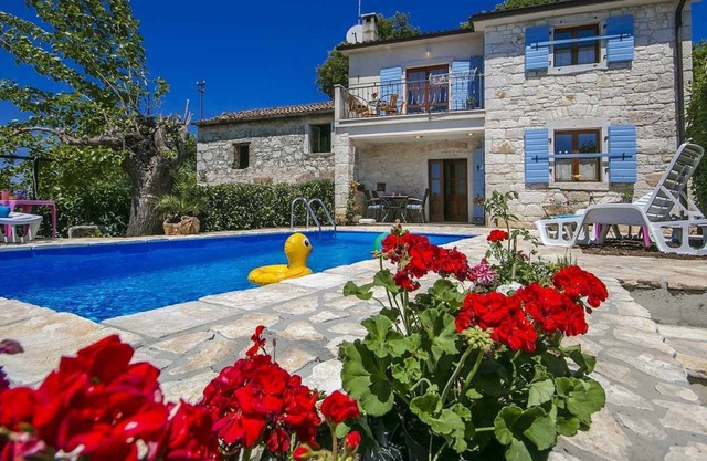 Old Istrian house for rent with pool in a small place near Poreč