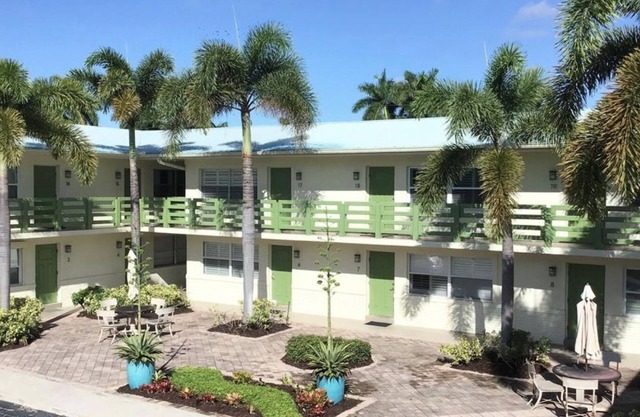 Olde Naples Prime Location!