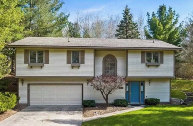 Oldie but a goodie! Family & pet friendly home - a mile to town & near Nub’s Nob