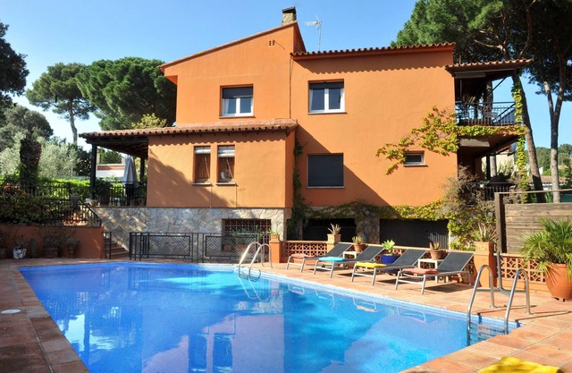 OLIVES: House with pool near Cala Montgó for 12 people