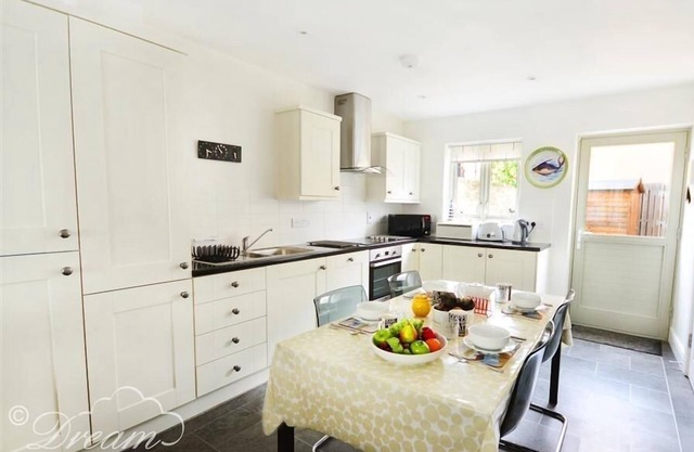 OLYMPIC COTTAGE, pet friendly, with a garden in Fortuneswell