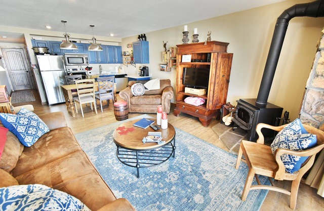 On Lake! Fully Updated! Ground Floor, Hot Tub. Walk to Concerts, Marina