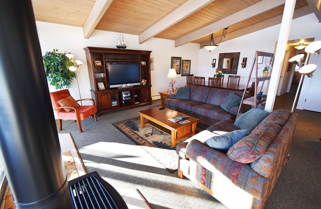 On Lake! Top Floor, WOW Views, Deck! Elevator, Hot Tub. Walk to Concerts