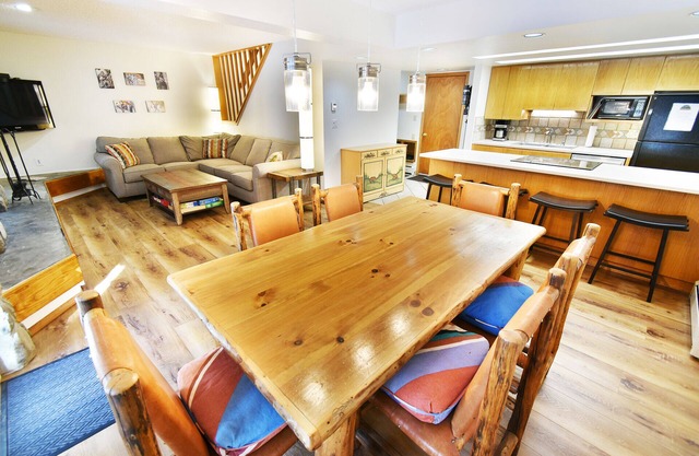 On River. Pool, 2 Hot Tubs. Easy Drive to Dining, Shops, Events, Marina