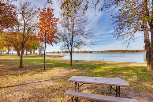 On-Site Fishing Pier Pet-Friendly Kerens Cabin!