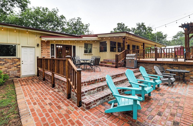 On-Site River Access: Fishing Retreat in Granbury!