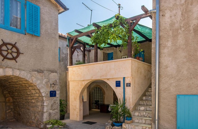 On the first floor of an old private house is this nice studio apartment.