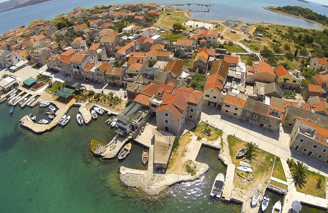 On the island of Krapanj, this authentic and cozy vacation apartment welcomes you right on the water