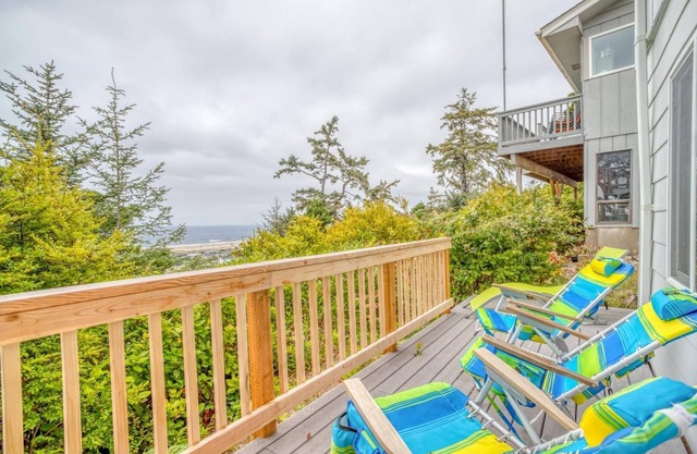 On the majestic Pacific, Whales Wonder offers ocean views, peace and ambiance.
