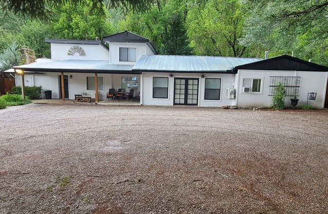 On the river,Close to Midtown,Fun Trackers, The Inn , Fishing. Sleeps 11 in bed