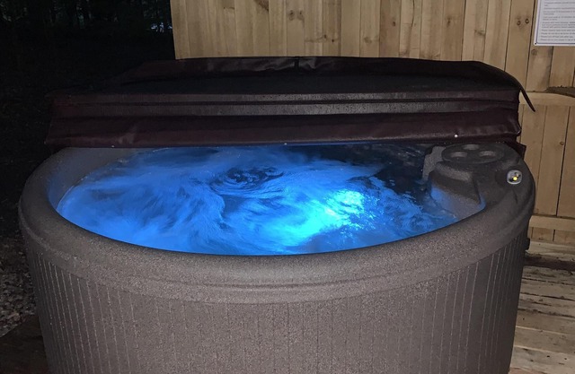 On The Rocks Cabin-Hot Tub & Pet Friendly