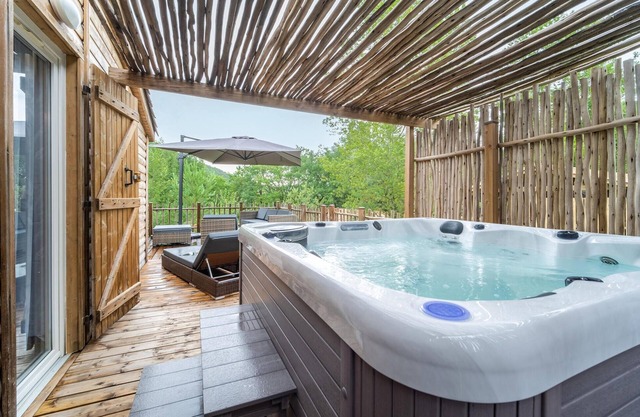On the shore of two lakes welcomes you this practical wooden chalet with a large terrace.