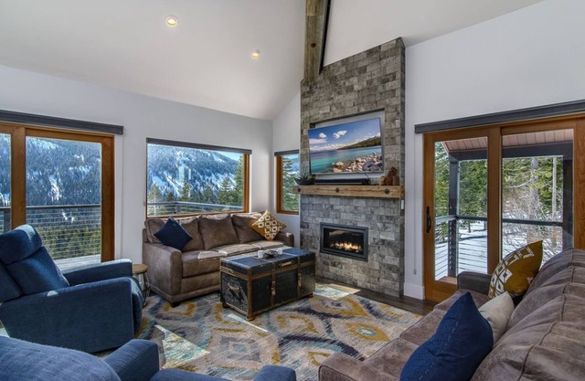 On Top of The World: Modern West Shore Ward Canyon Home with Hottub (Summer only)