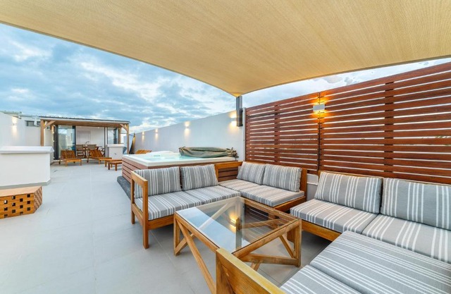 One Bay Residence Unit 15 - Penthouse with private roof top, jacuzzi and sea view