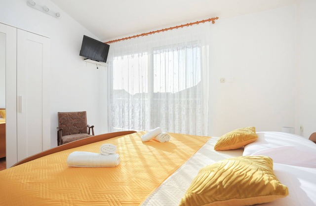 One bedroom apartment with balcony Kaštel Štafilić, Kaštela (A-18673-a)