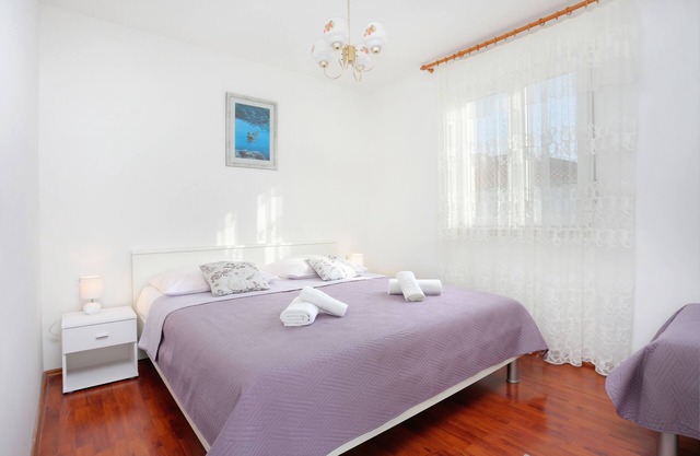 One bedroom apartment with balcony and sea view Kaštel Štafilić, Kaštela (A-18673-b)